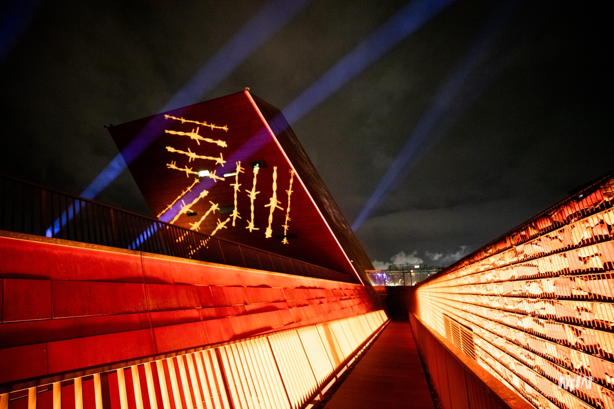 dzieła Mariana Kołodzieja na fasadzie Muzeum II Wojny Światowej w Gdańsku