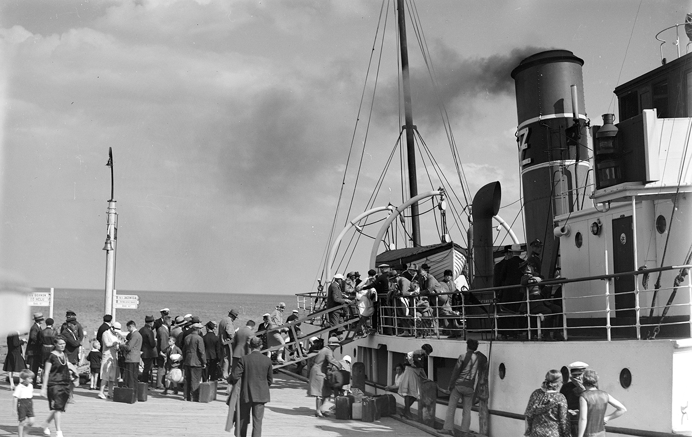 przystań pasażerska w Gdyni – pasażerowie wsiadający na pokład statku Jadwiga, 1932