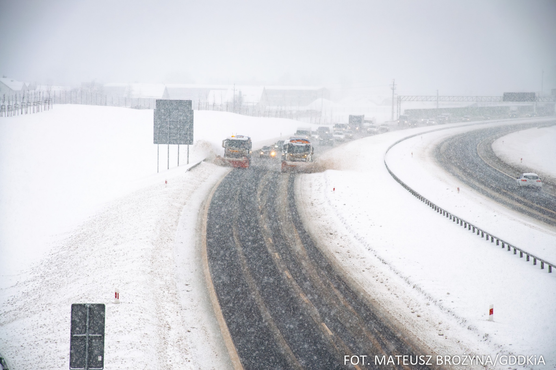 pługi odśnieżające drogę