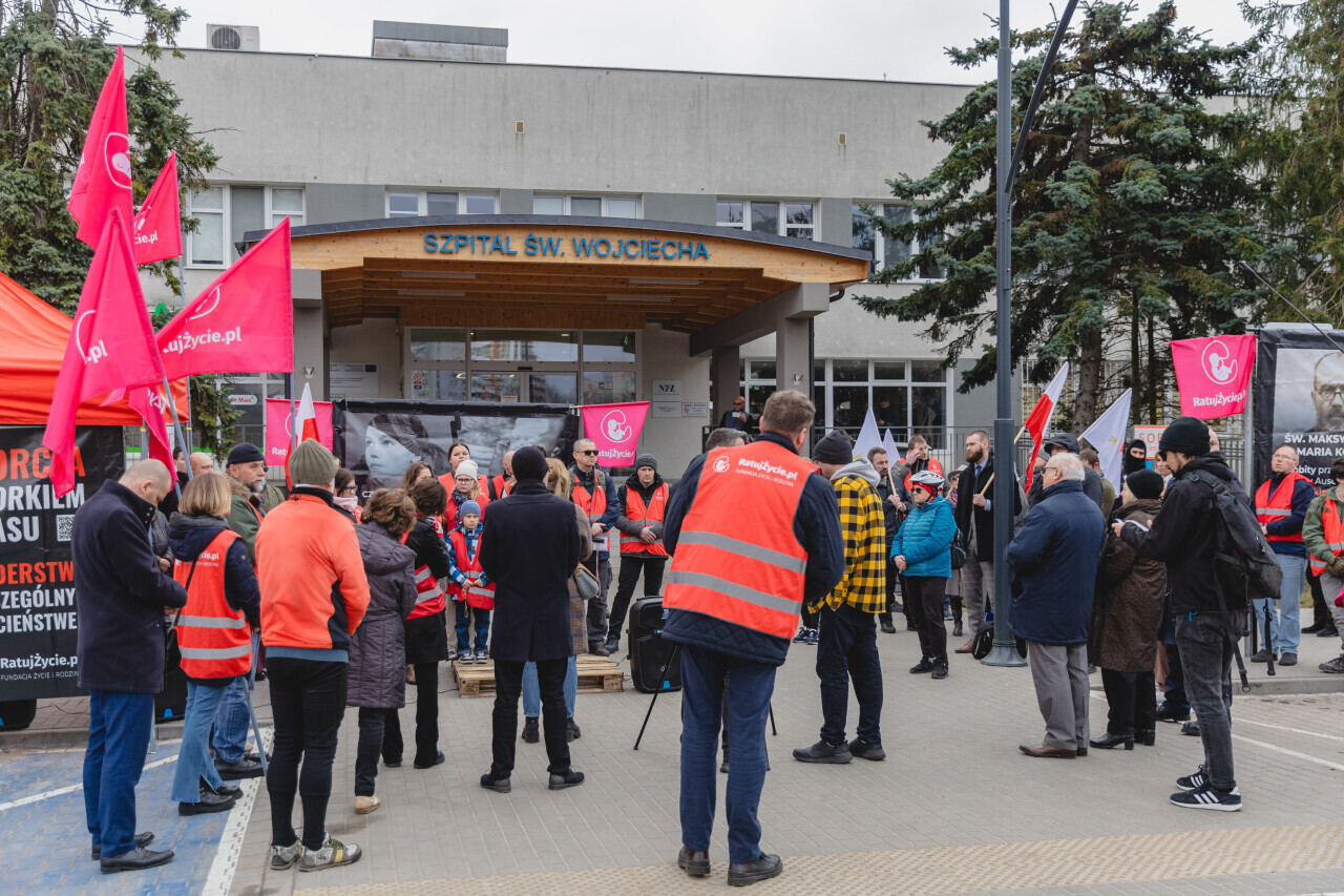 Gdańsk pikieta środowisk antyaborcyjnych pod szpitalem na Zaspie