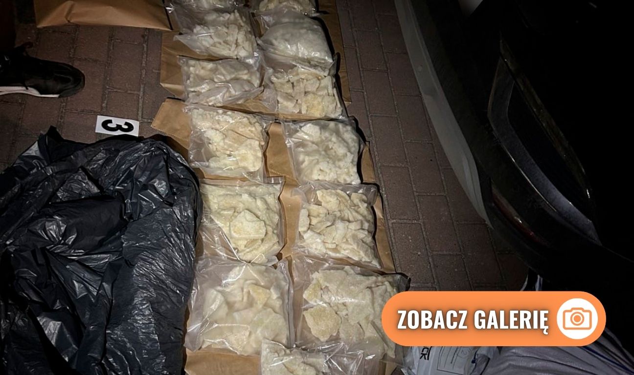 zdjęcia zatrzymanych mężczyzn z doprowadzenia do prokuratury i przejętych narkotyków