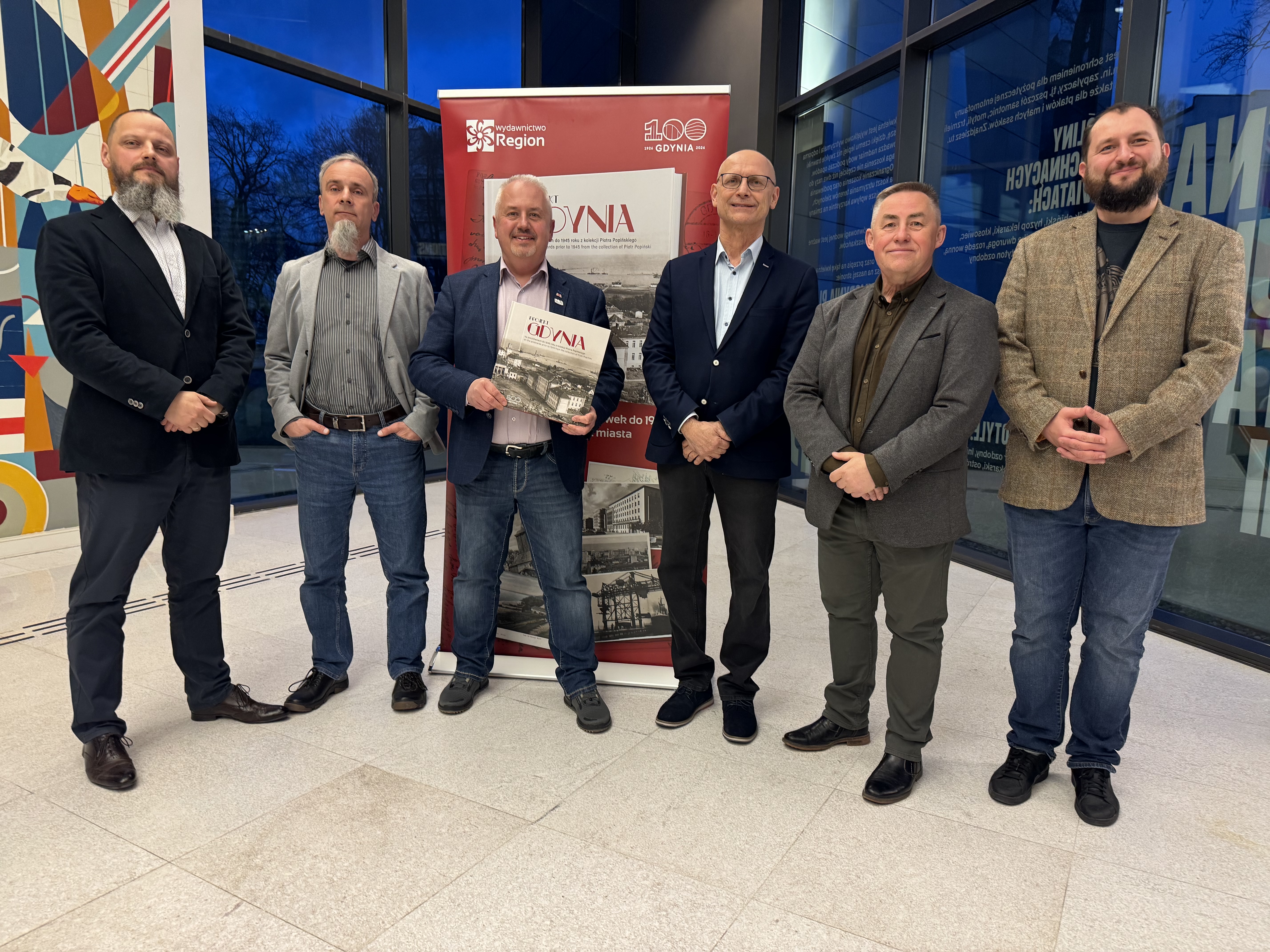 twórcy albumu „Projekt Gdynia na pocztówkach do 1945 roku z kolekcji Piotra Popińskiego” podczas spotkania w Gdyni