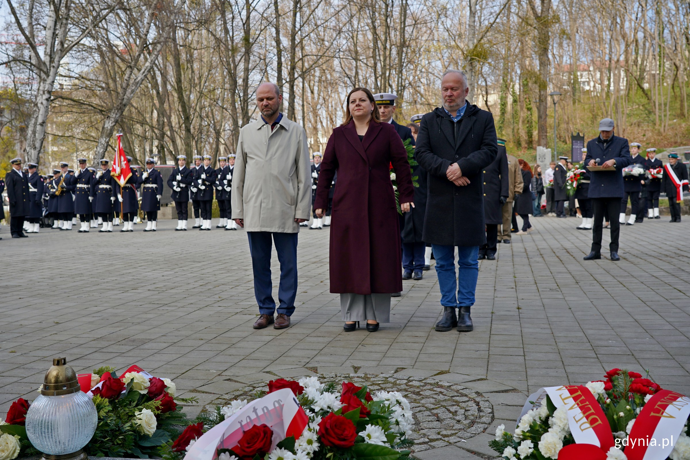 delegacja gdyńskich samorządowców składająca kwiaty przed Pomnikiem Ofiar Katynia z okazji Dnia Pamięci Ofiar Zbrodni Katyńskiej