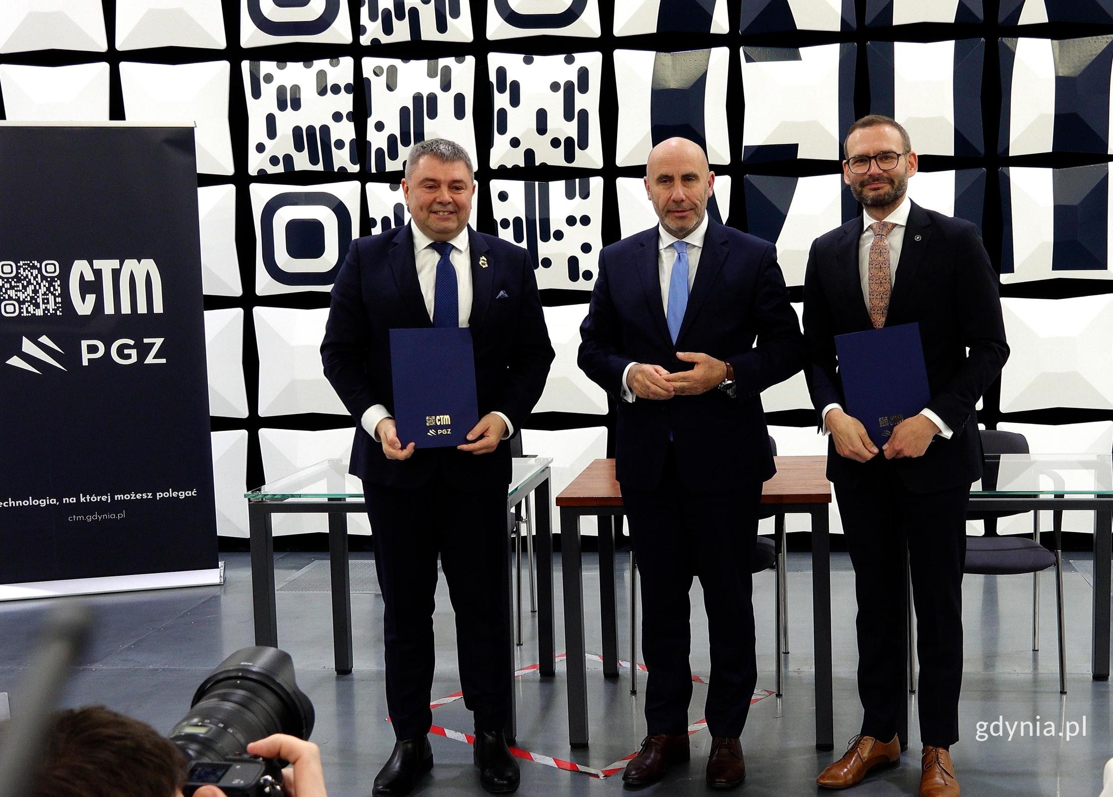 Centrum Integracji Systemów i Uzbrojenia w Gdyni podisanie umowy