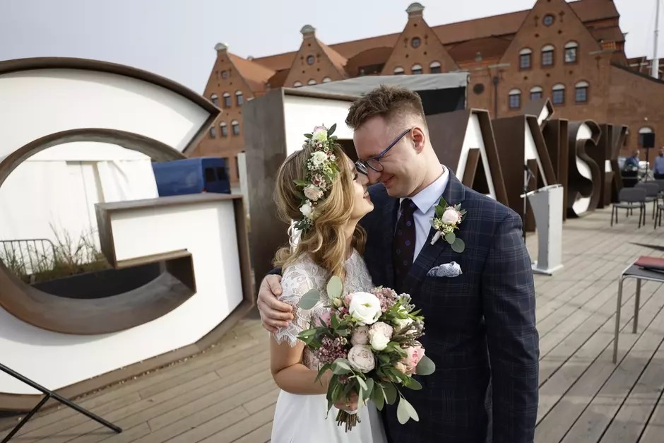 ślub przy napisie GDAŃSK