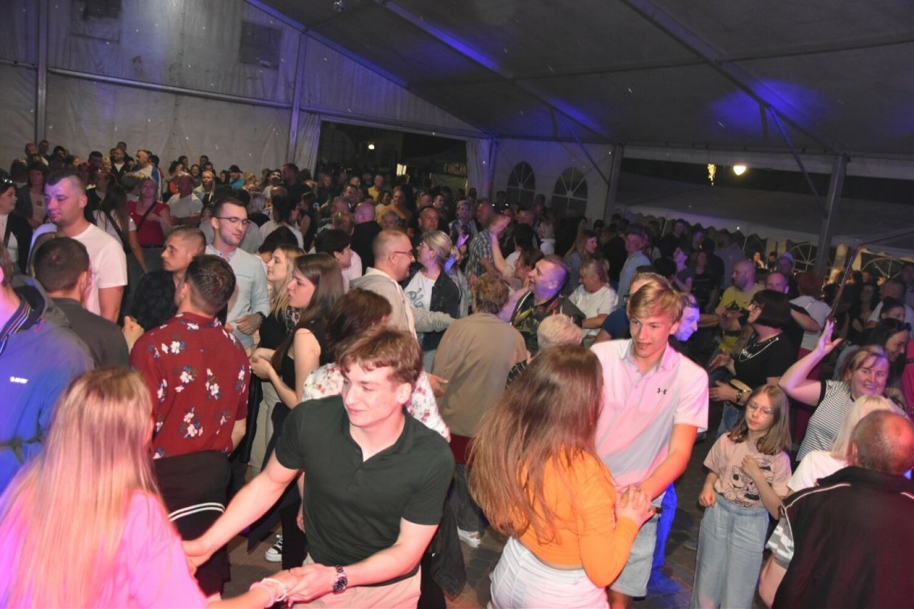 tańce nad jeziorem w Ostrzycach