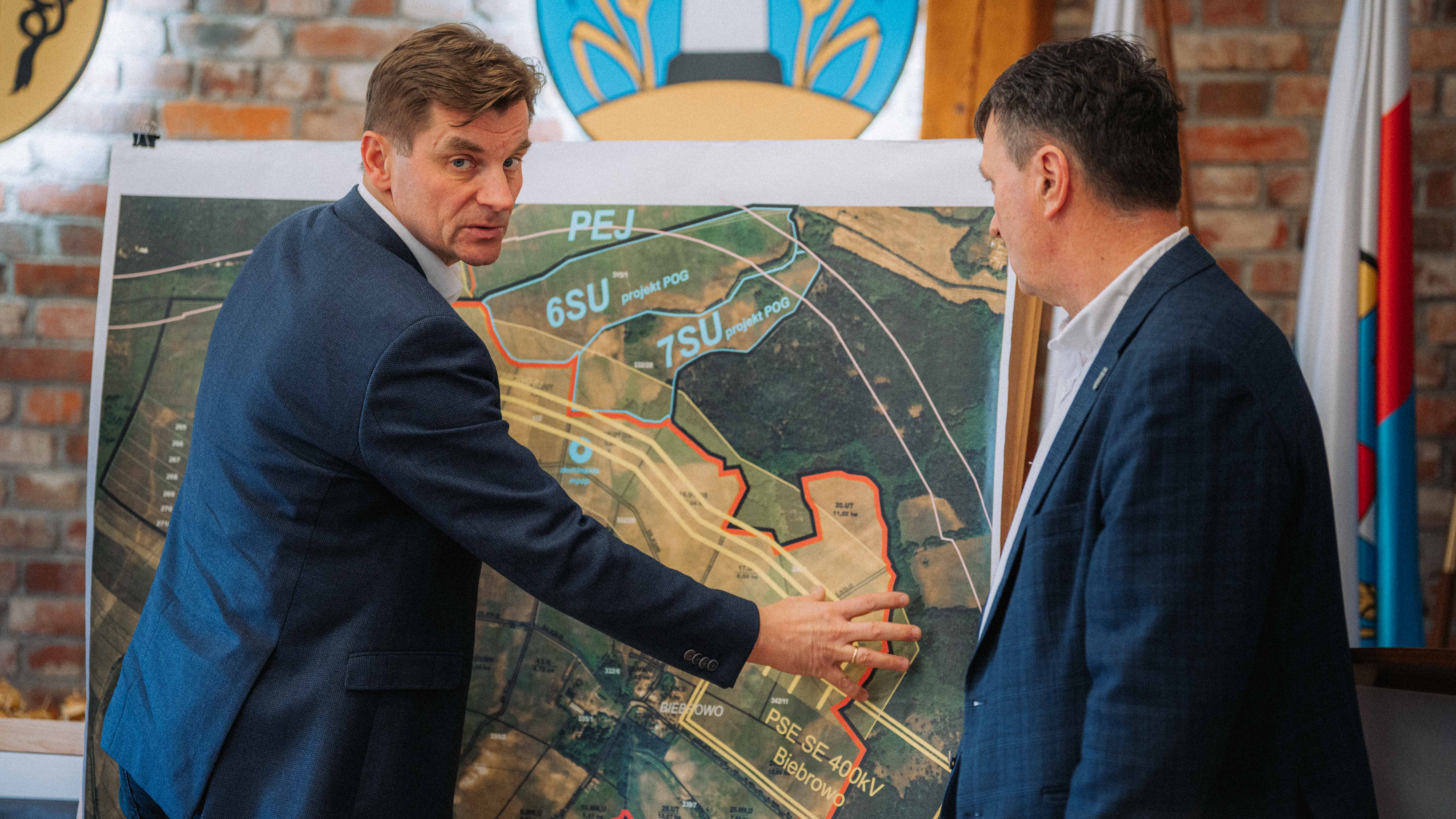 Marek Woszczyk, prezes PEJ i Jarosław Bach, wójt gminy Choczewo podczas spotkania w urzędzie gminy