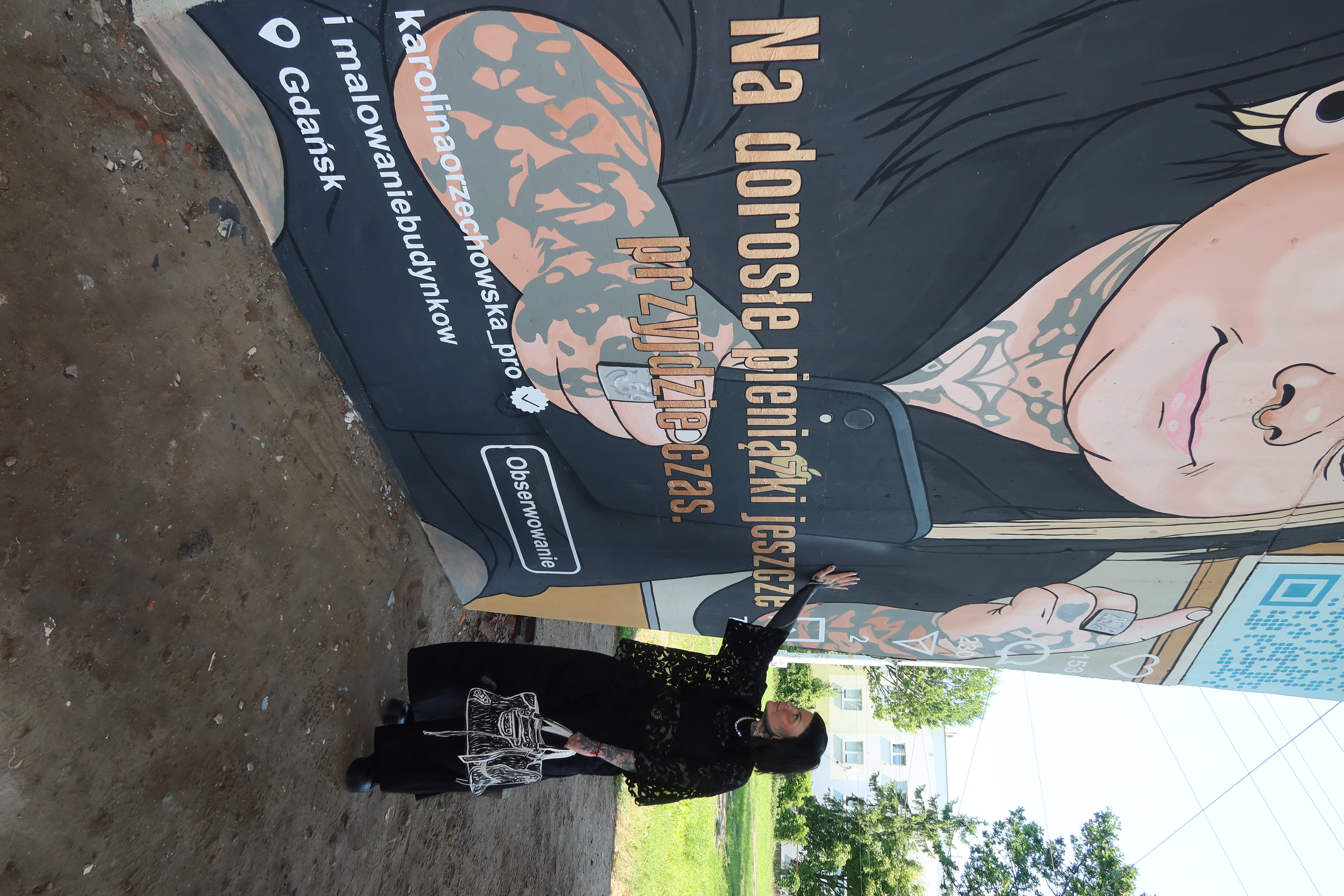 Karolina Orzwechowska i mural, Gdańsk