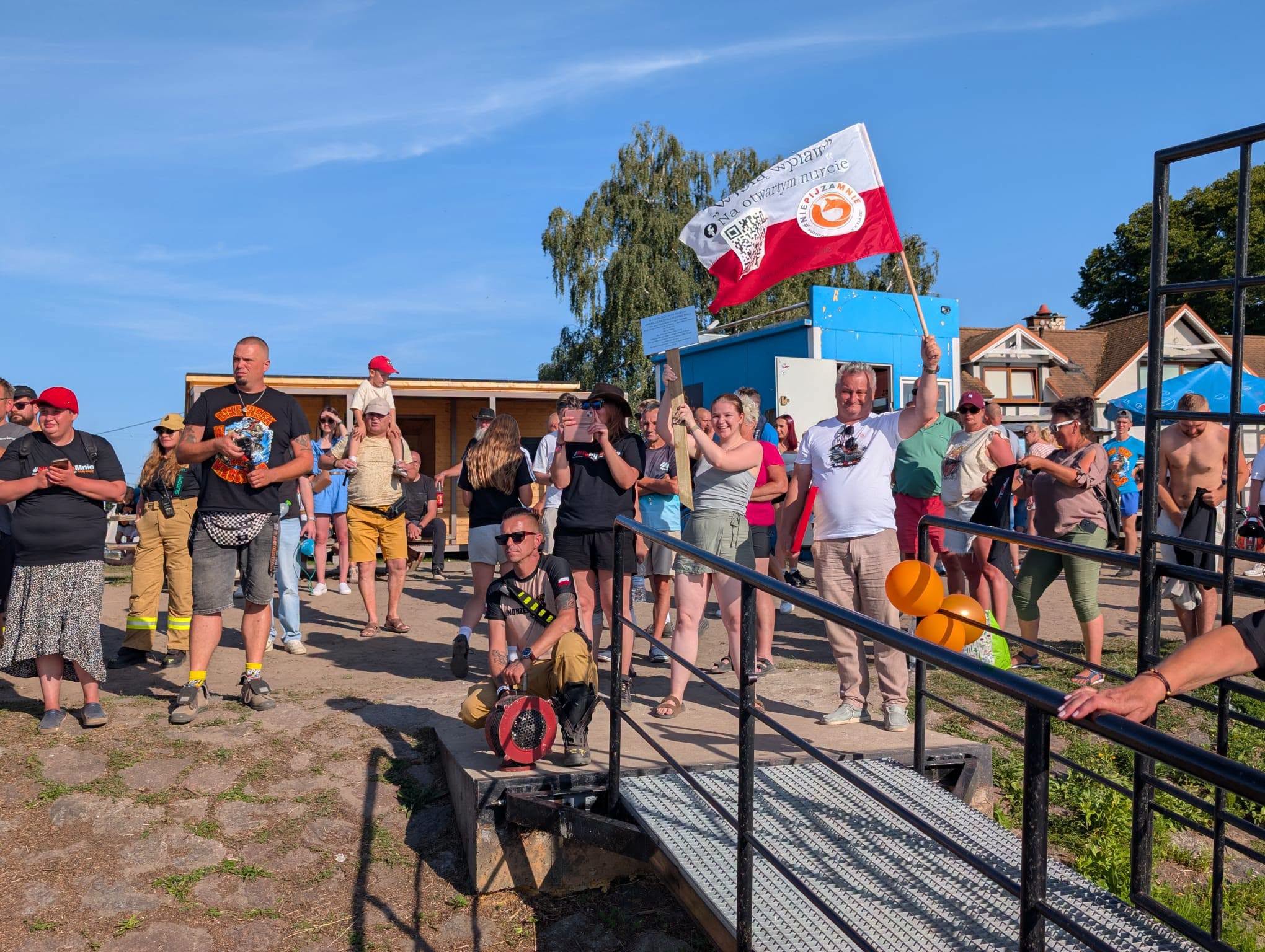 powitanie Jacka Pałubickiego na mecie w Mikoszewie