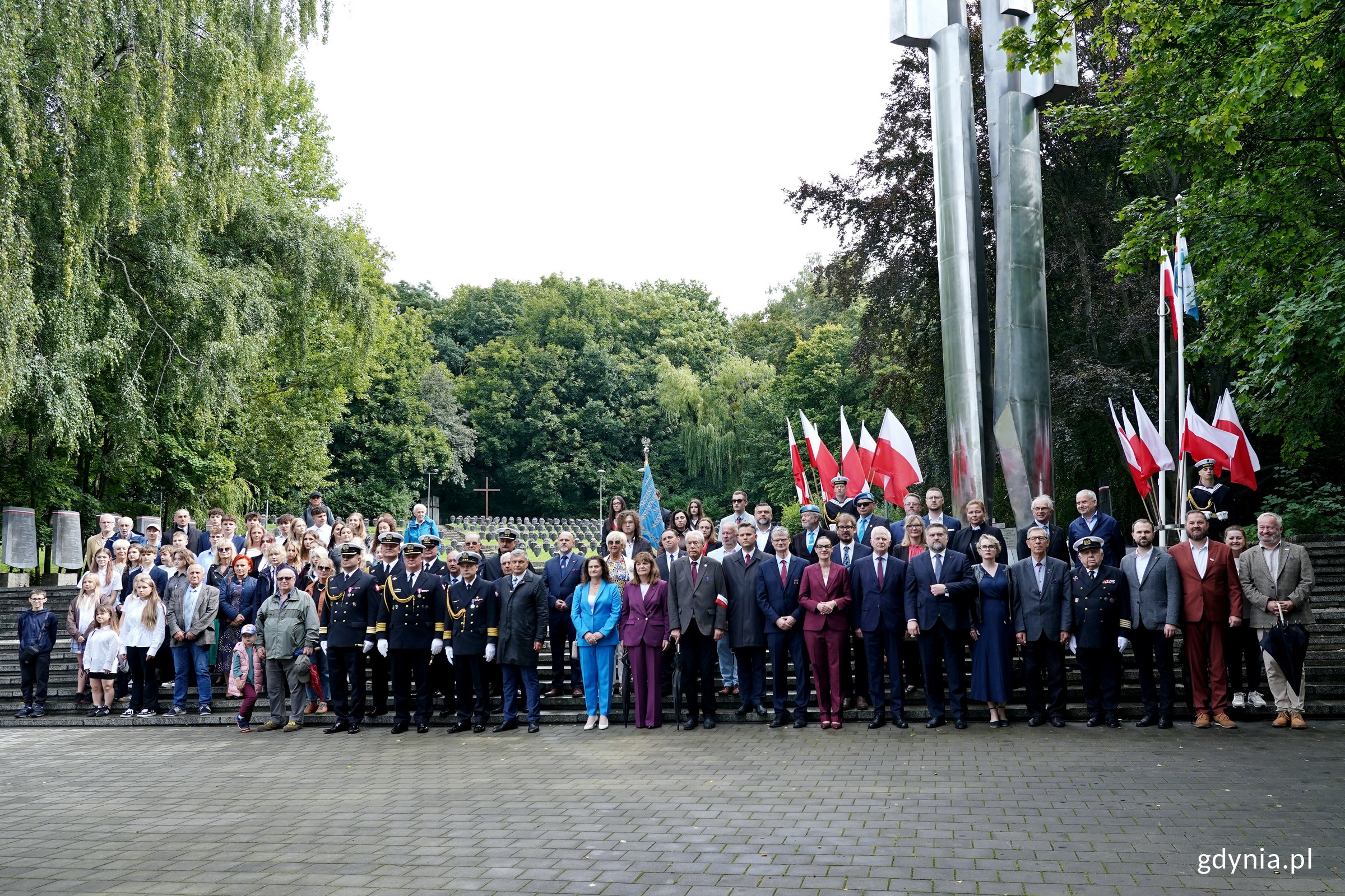 uczestnicy uroczystości z okazji 87. rocznicy wybuchu II wojny światowej na Cmentarzu Wojennym w Redłowie