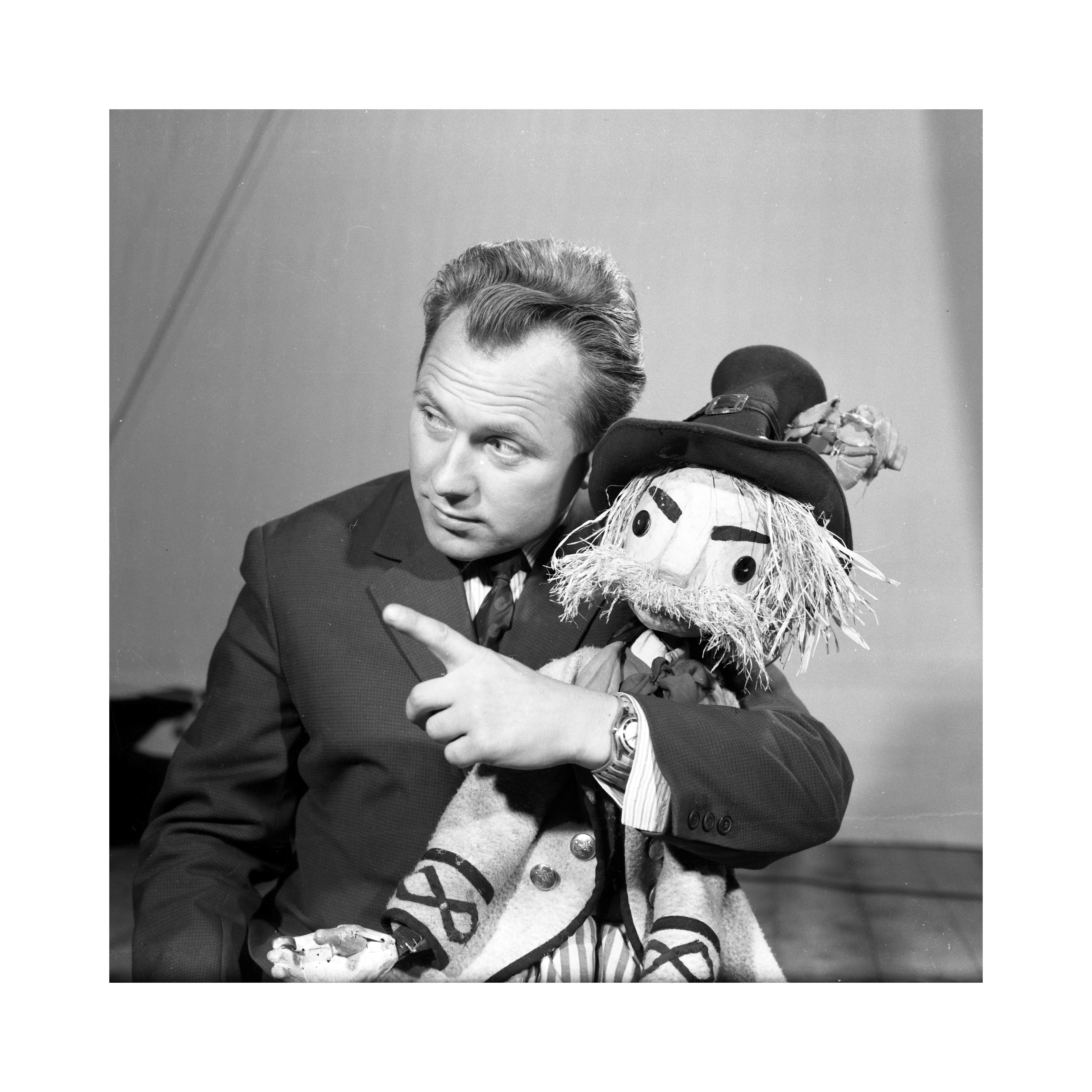 Henryk Zalesiński z Burmistrzem, ,,Latający wiatrak” Aliny i Jerzego Afanasjewów, 1964, Teatr Miniatura w Gdańsku, fot. Tadeusz Link | Zbiory Muzeum Narodowego w Gdańsku. Mecenasem Kolekcji fotografii teatralnej Tadeusza Linka jest Port Lotniczy Gdańsk