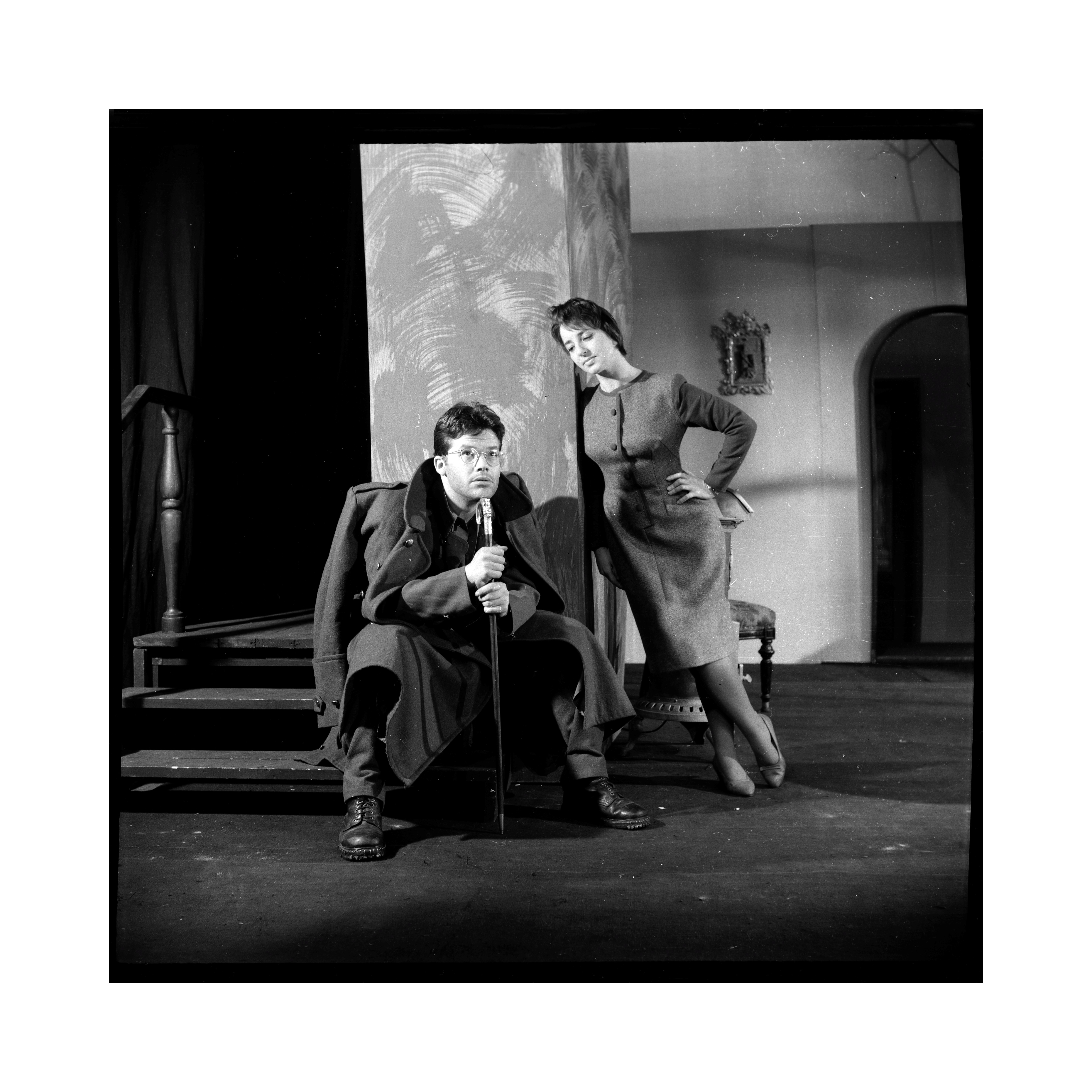 Zbigniew Cybulski i Zofia Czerwińska w spektaklu ,,Pierwszy dzień wolności”, 1960, Teatr Wybrzeże w Gdańsku, fot. Tadeusz Link | Zbiory Muzeum Narodowego w Gdańsku. Mecenasem Kolekcji fotografii teatralnej Tadeusza Linka jest Port Lotniczy Gdańsk