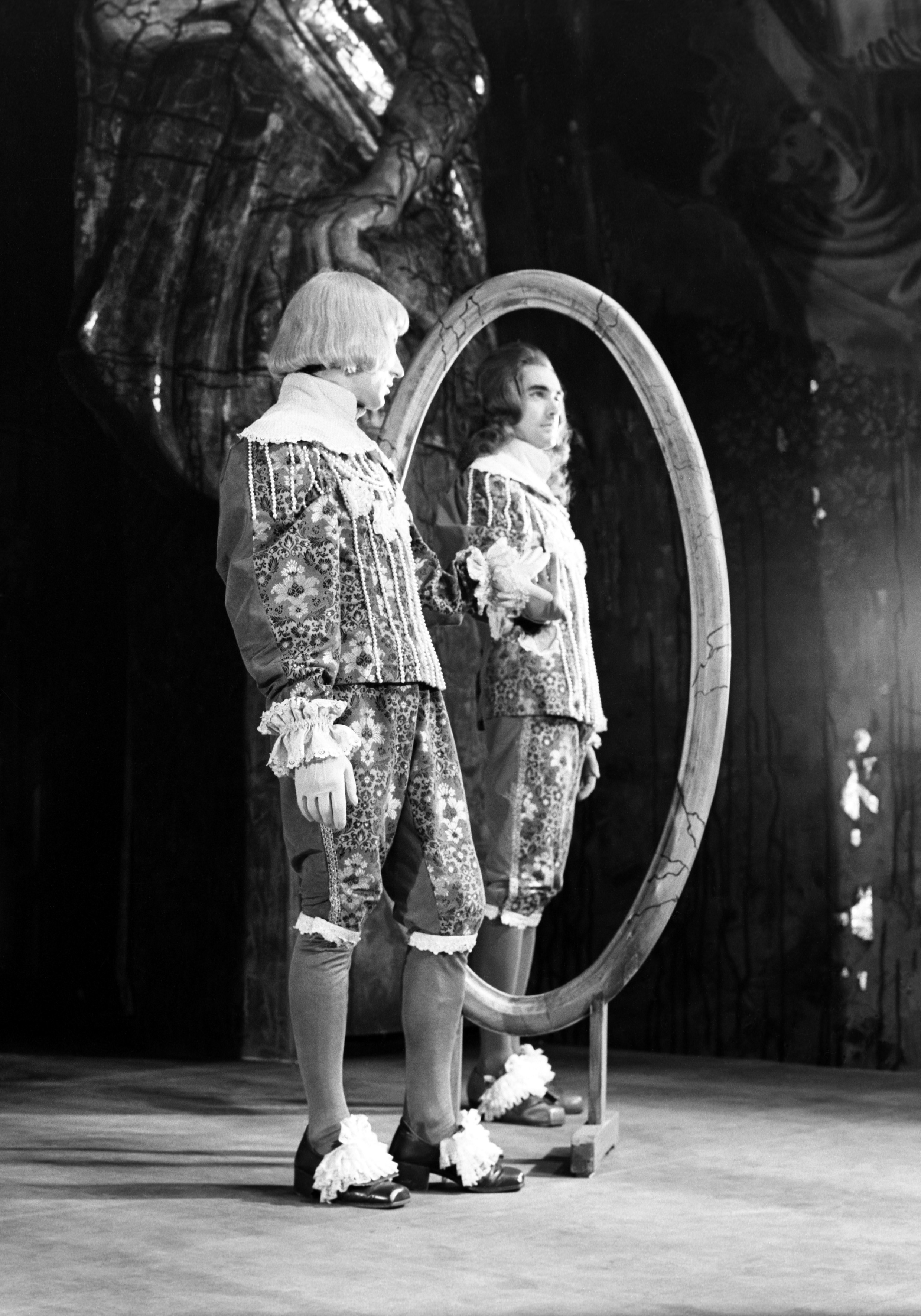 ,,Tragedia o bogaczu i Łazarzu”, 1968, Teatr Wybrzeże w Gdańsku, fot. Tadeusz Link | Zbiory Muzeum Narodowego w Gdańsku. Mecenasem Kolekcji fotografii teatralnej Tadeusza Linka jest Port Lotniczy Gdańsk