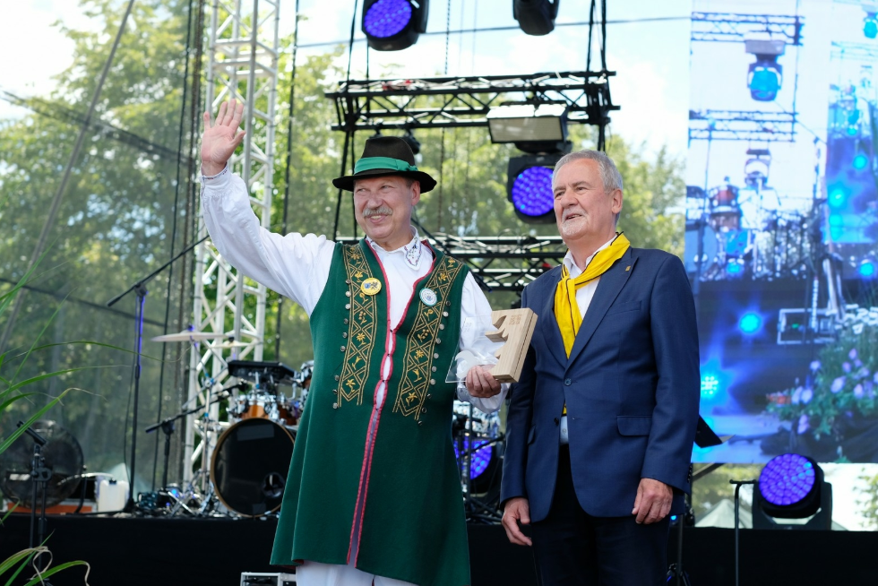 Andrzej Lemańczyk, wójt gminy Lipnica podczas wręczenia nagrody „Bursztynowa Klëka” w 2024 roku