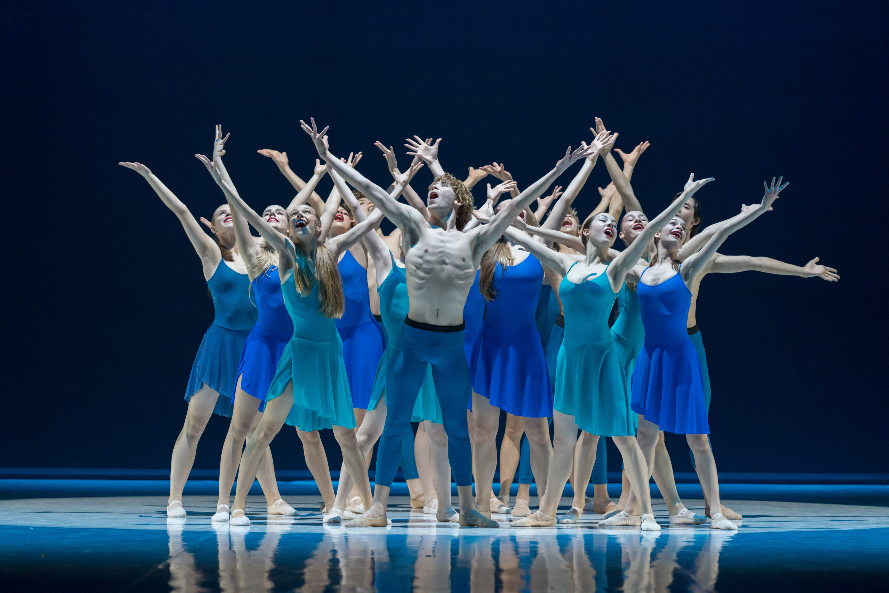 uczniowie gdańskiej szkoły baletowej w choreografii „Padam, padam”