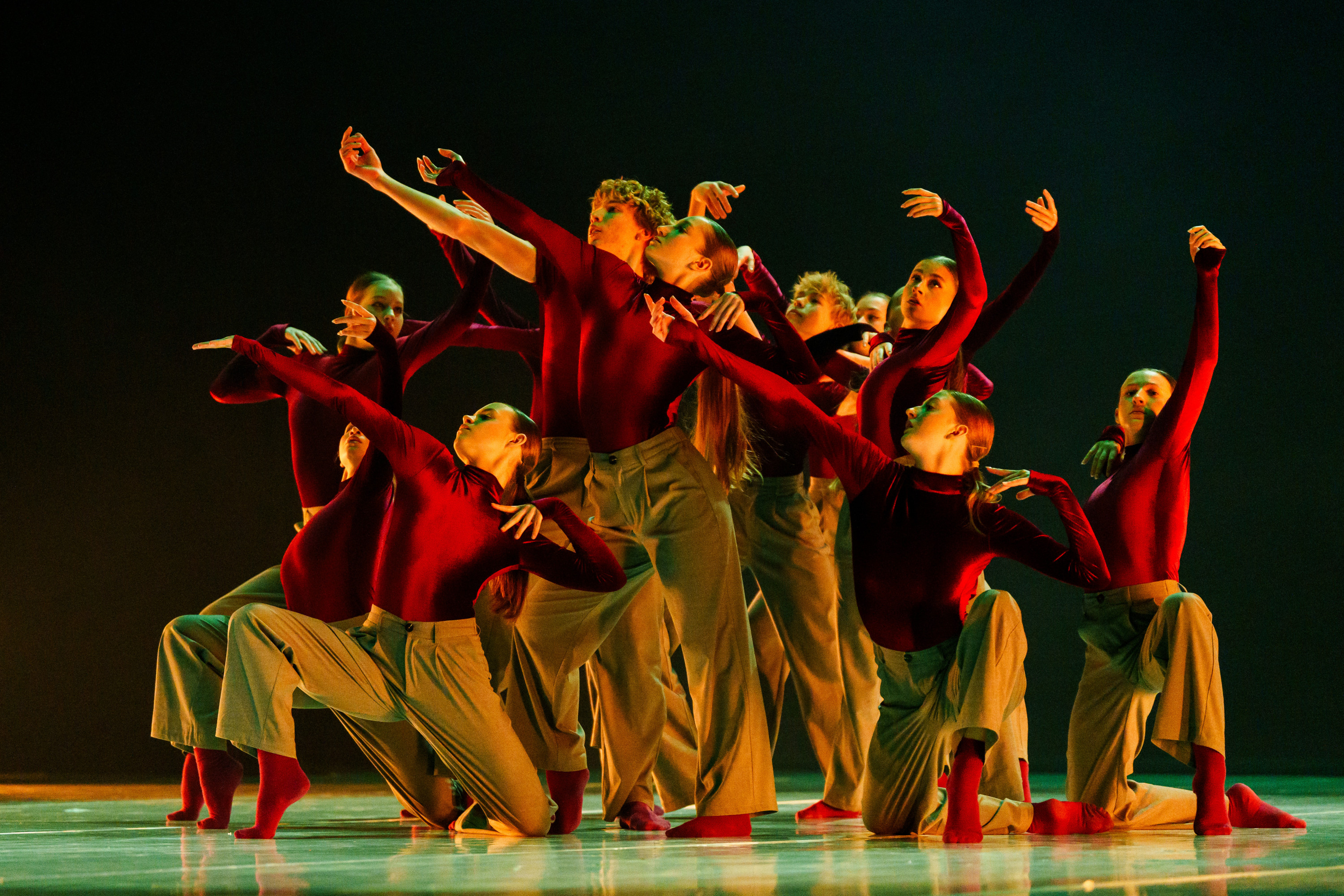 uczniowie gdańskiej szkoły baletowej w choreografii „The Spirit of Gravity”