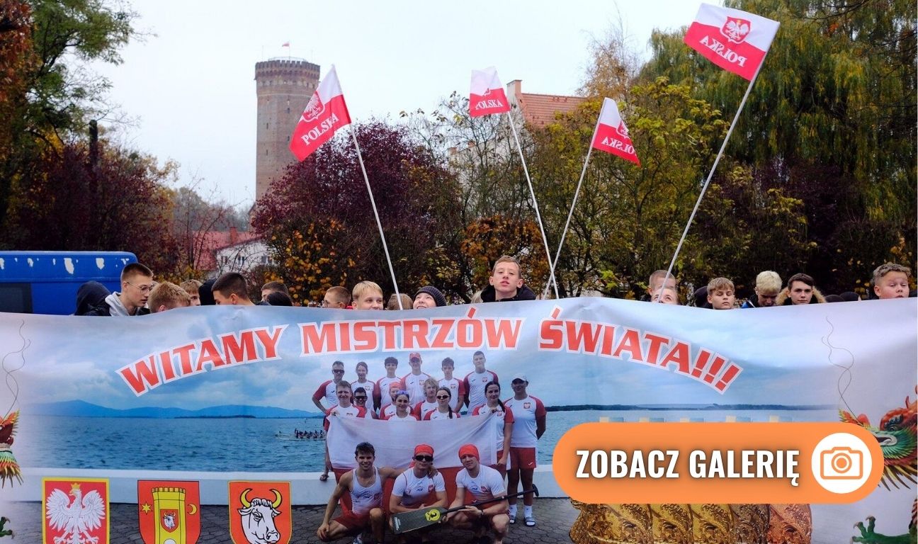 człuchowscy reprezentanci Polski juniorów w smoczych łodziach, przywitanie, Człuchów 2024