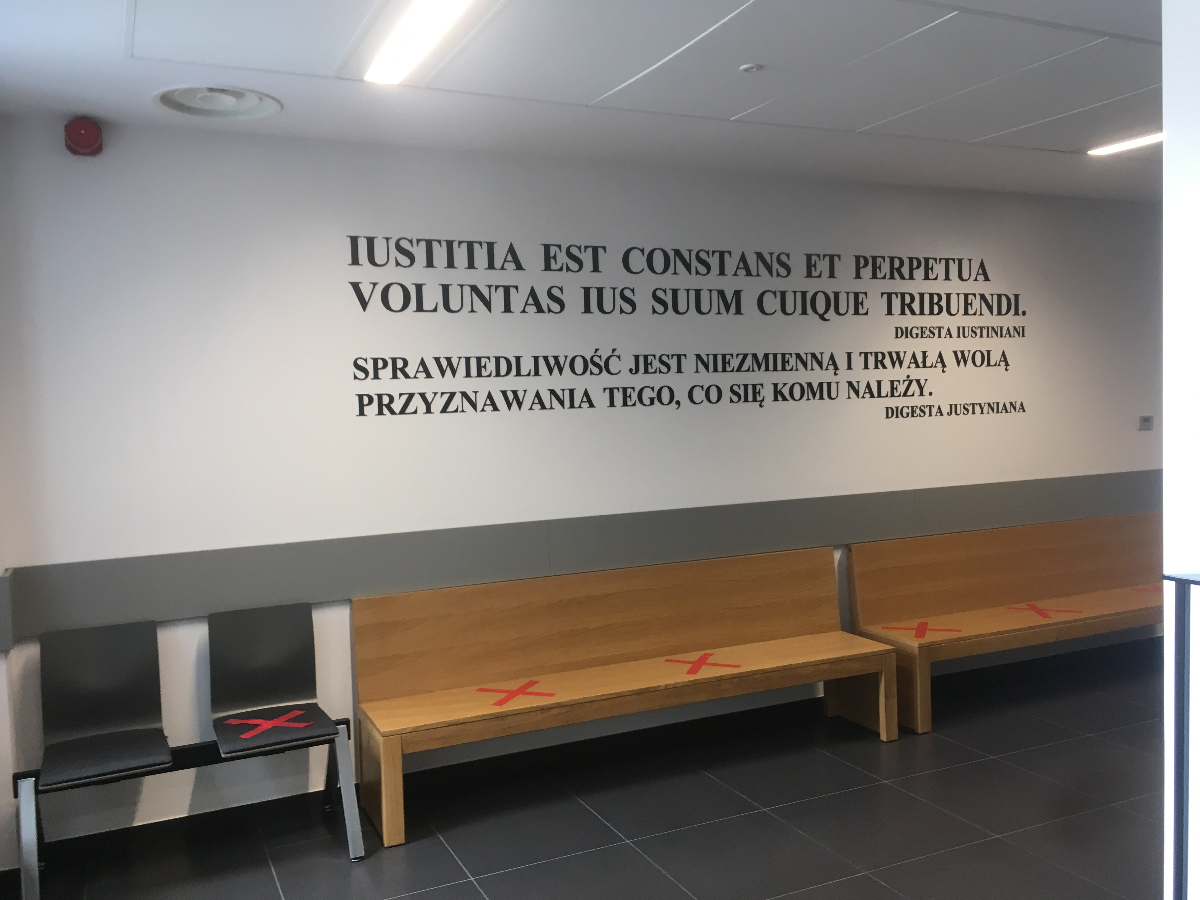 Sentencja na ścianie Sądu Rejonowego w Wejherowie