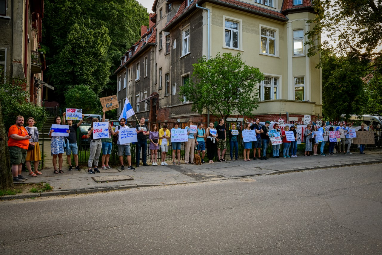 protest Rosjan przed konsulatem rosyjskim w Gdańsku